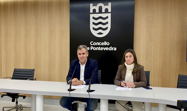 El portavoz del PP de Pontevedra y candidato a la Alcaldía, Rafa Domínguez, junto a Pepa Pardo en la presentación de la programación navideña de su programa electoral