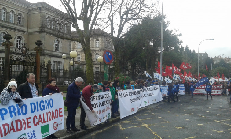 Unha manifestación reclama ante a Xunta que se triplique a convocatoria de emprego do Sergas