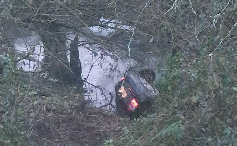 Rescatan de un coche semihundido a una niña y a su madre en Cresante, Lalín