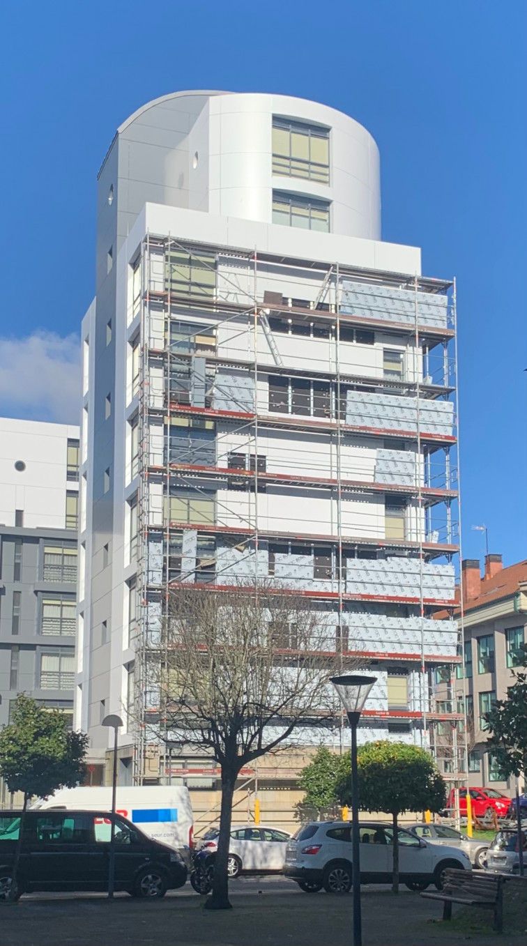 Accidente laboral en un edificio en Fontiñas en Santiago provoca un obrero herido grave