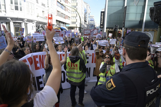 Trabajadores se manifiestan con pancartas durante la primera jornada de huelga de las tiendas de Inditex en A Coruña, en la Plaza de Lugo, a 25 de noviembre de 2022, en A Coruña, Galicia (España). Esta huelga de dependientes del grupo Inditex está convoca