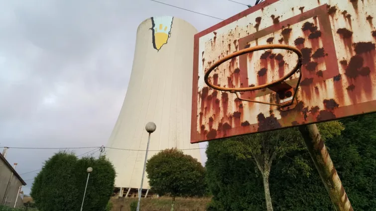 Voladura el miércoles de la central térmica de Meirama marca el fin de una época en As Encrobas y Cerceda