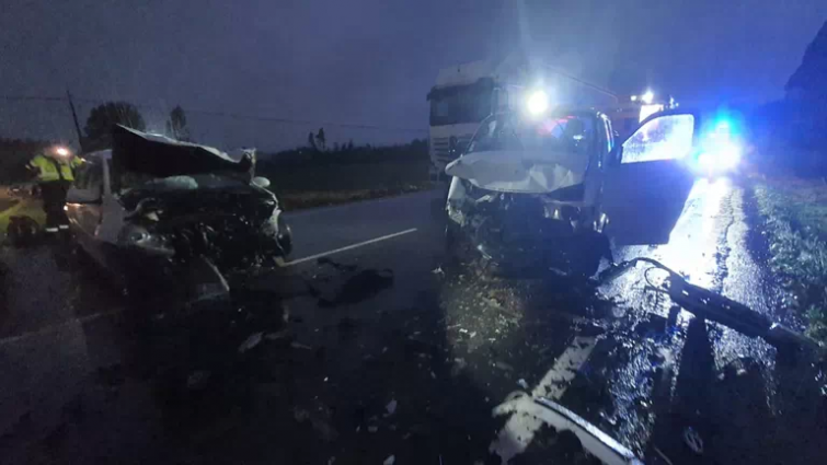 Colisión frontal entre un coche y una furgoneta en Vilasantar deja tres heridos de consideración