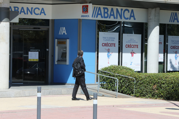 Dos hombres atracan una sucursal de Abanca en O Porriño a punta de pistola y con un cuchillo