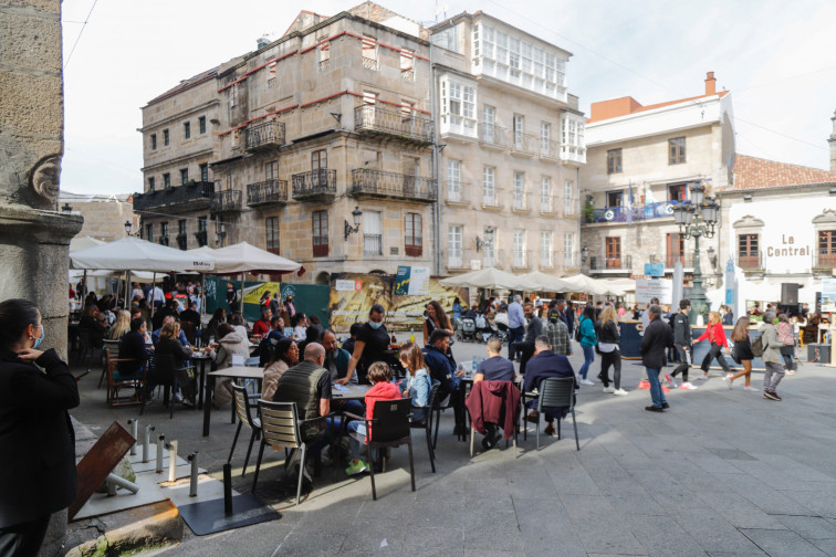 Los hospitalizados con covid y los casos activos disminuyen en Galicia