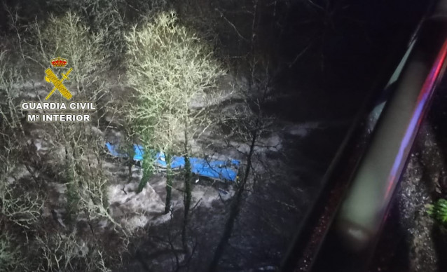 El autobús caído en el río Lérez.