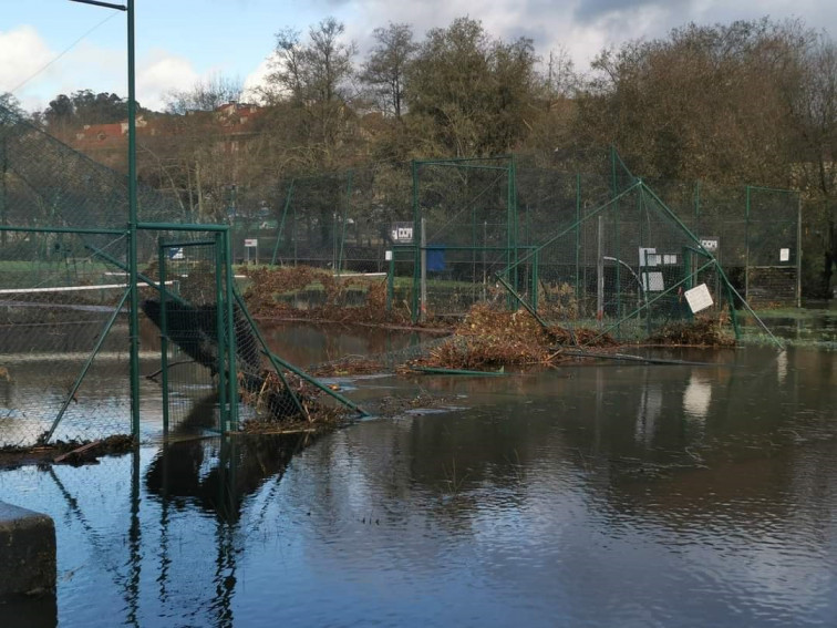 Un centenar de coches sumergidos en Gondomar por las inundaciones que deja el temporal