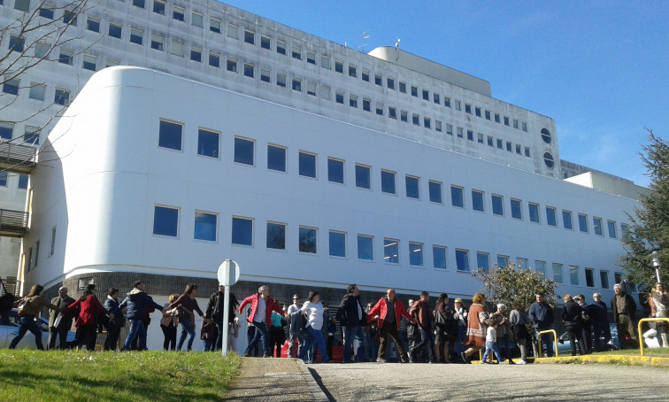 Trabajadores y ciudadanos se unen en un gran abrazo al Meixoeiro