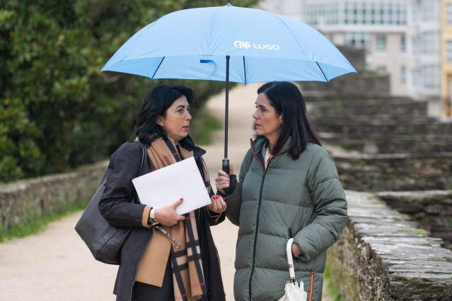 La candidata del PP a la Alcaldía de Lugo, Elena Candia, y la secretaria general del PPdeG, Paula Prado, recorren la Muralla de Lugo.