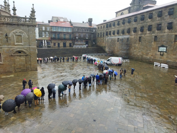 Largas colas bajo la lluvia para poder ver la Puerta Santa antes de su clausura este sábado