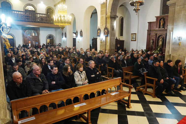 El obispo de Lugo preside en Lalín una misa funeral por los fallecidos en el accidente de autobús de Cerdedo-Cotobade