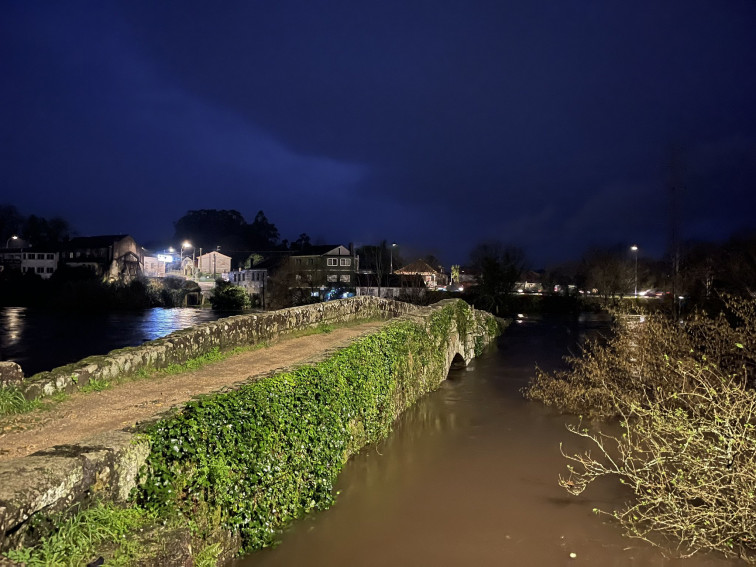 Pueblos aislados, carreteras cortadas, decenas de accidentes e inundaciones sobre todo en Ourense y Pontevedra por un temporal que remite