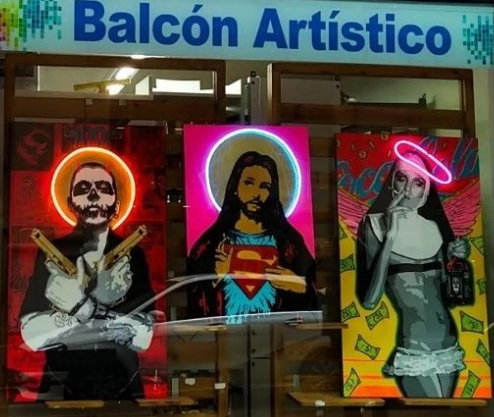 Amenazas a una tienda viguesa por exponer cuadros de Cristo Superman o una monja fiestera