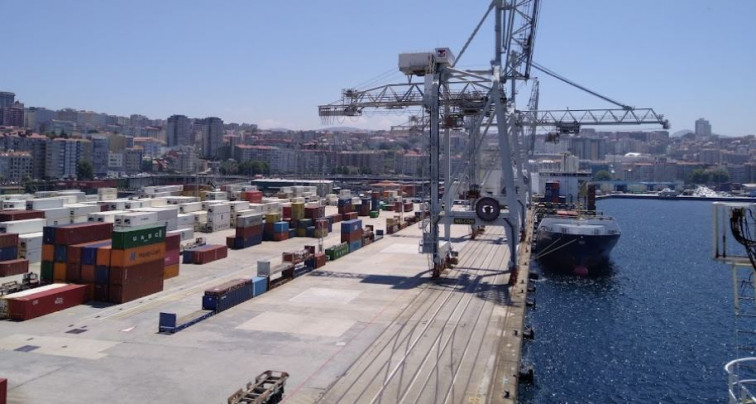 Un camión cae al agua en el Puerto de Vigo y fallece el conductor