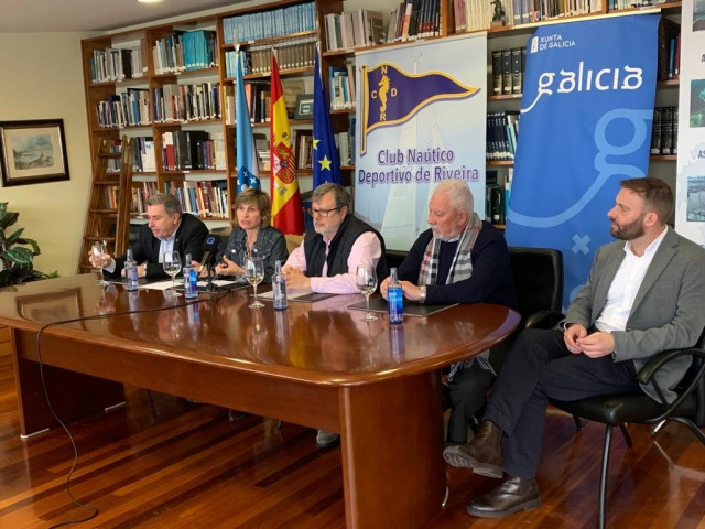 La directora de Turismo de Galicia, Nava Castro, en el Club Náutico de Ribeira.