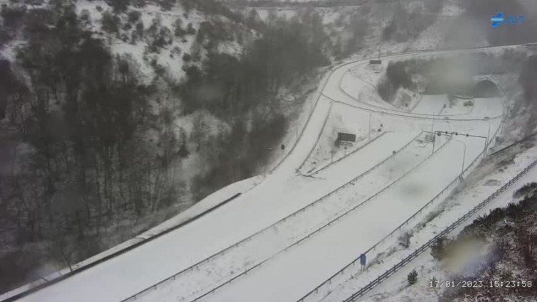 La nieve dificulta el tráfico en carreteras de Galicia como la A6 y hay inundaciones en A Terra Cha