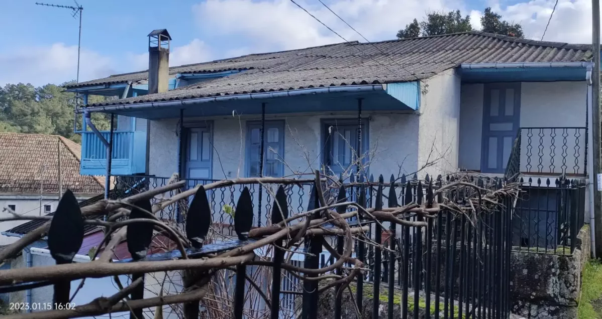 Casa cerrada en Castrelo de Miu00f1o donde se ha empadronado gente en una imagen remitida por el PSdeG