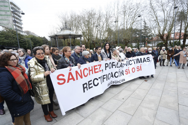 La campaña #NoEsUnChiste del PP contra la Ley del Solo Sí es Sí reúne a un centenar de personas en Ferrol