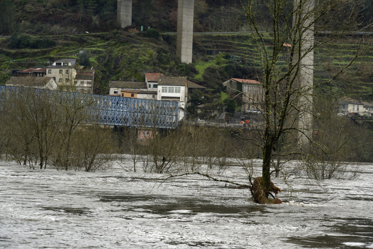 El río Miño se mantiene en estado de emergencia por riesgo alto de desbordamiento en Os Peares