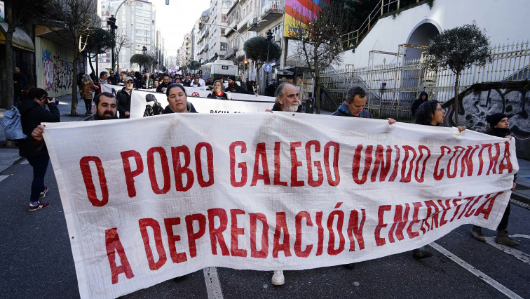 Unas 3.000 personas se manifiestan en Vigo contra la 