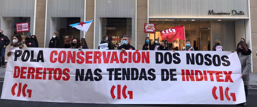 Una pasada protesta   frente a un Massimo Dutti en una imagen de la CIG