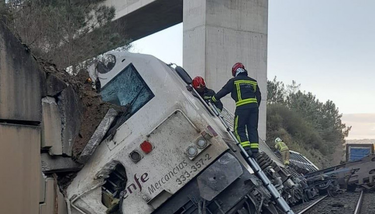 Accidente de tren en Lalín deja varios vagones descarrilados y al maquinista atrapado