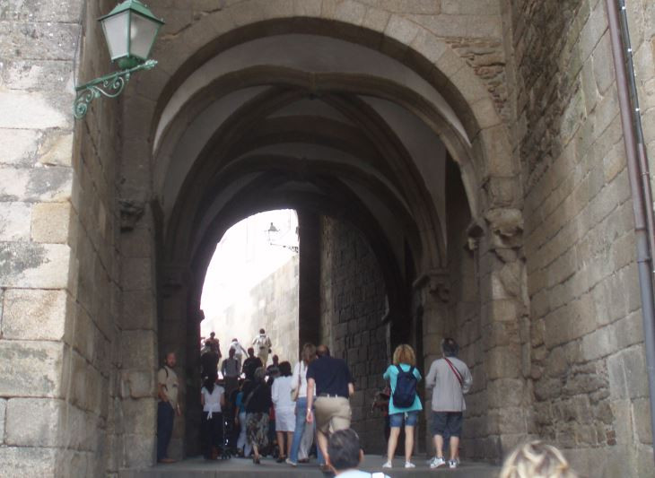 Pelea entre músicos callejeros sobre quién debe actuar en el Obradoiro se salda con una falange amputada