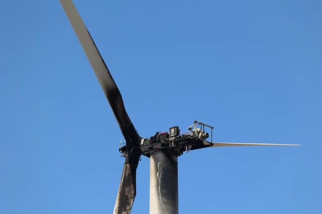 Incendio en un aerogenerador en el parque eólico de Penedo do Galo, en Viveiro