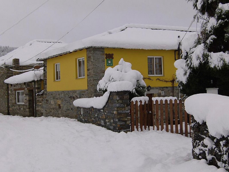 La nieve obliga a cortar la A-6 a la altura de As Nogais y restringe el paso de camiones en la autovía de Pedrafita