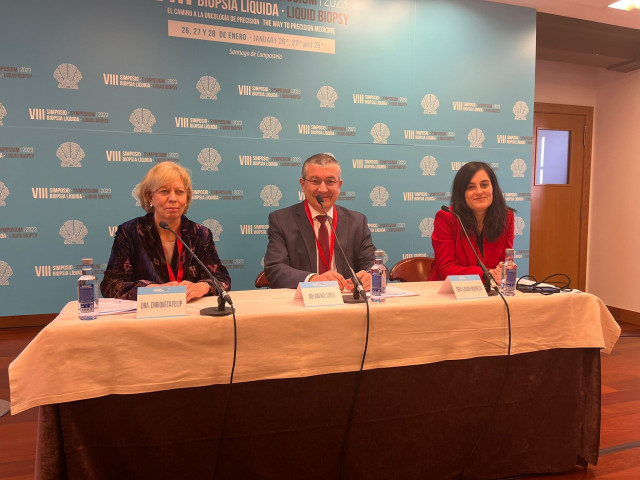 El jefe del Servicio de Oncología Médica del CHUS, el doctor Rafael López, la presidenta de la Sociedad Española de Oncología Médica, Enriqueta Felip, y a la responsable de la Unidad de Biopsia Líquida del CHUS, Laura Muinelo.