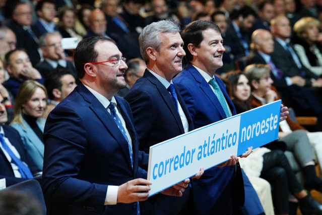 (I-D) El presidente del Principado de Asturias, Adrián Barbón; el presidente de la Xunta, Alfonso Rueda, y el presidente de la Junta de Castilla y León, Alfonso Fernández Mañueco, posan con una pancarta en la cumbre Galicia, Asturias y Castilla y León en