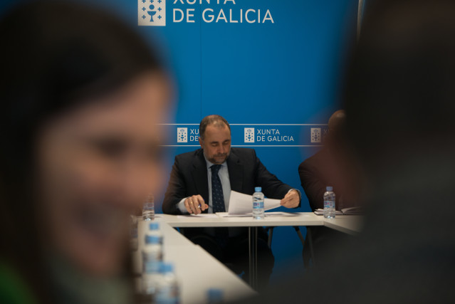 El conselleiro de Sanidade de la Xunta, Julio García Comesaña (C), se reúne con los alcaldes del distrito sanitario de Pontevedra, en la Delegación territorial de la Xunta, a 26 de enero de 2023, en Pontevedra, Galicia (España). Comesaña ha citado a los a