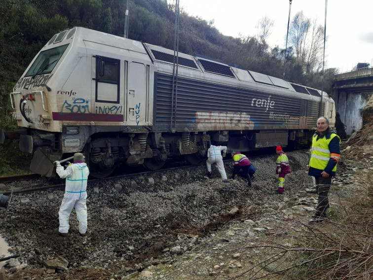 La locomotora del tren descarrilado en Lalín ya viaja a O Irixo para ser reparada