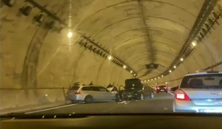 Un coche que circulaba en sentido contrario provoca un accidente con dos heridos en un túnel de la AP-9 en Neda