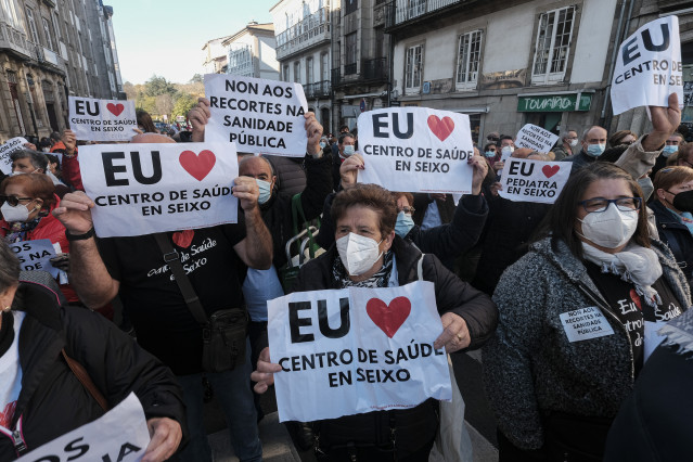 Archivo - Varias personas con carteles en defensa del Centro de Salud de Seixo, durante una manifestación convocada para demandar 