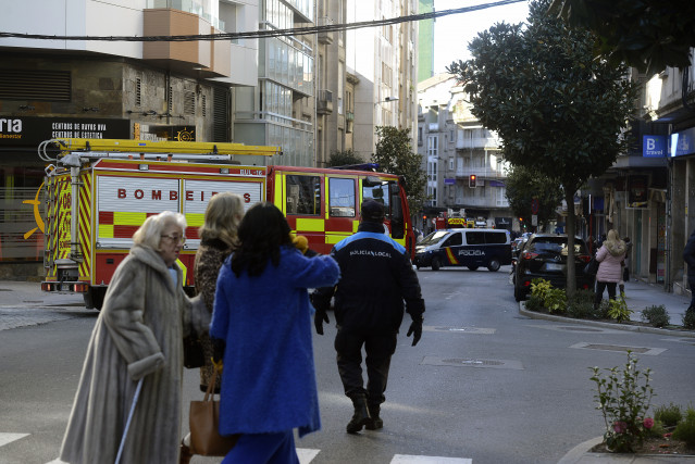 Efectivos de Emergencias trabajan en la extinción de un incendio declarado el 1 de febrero de 2023 en un ático en Ourense, y que obligó a trasladar a tres personas afectadas, una de ellas en estado grave.