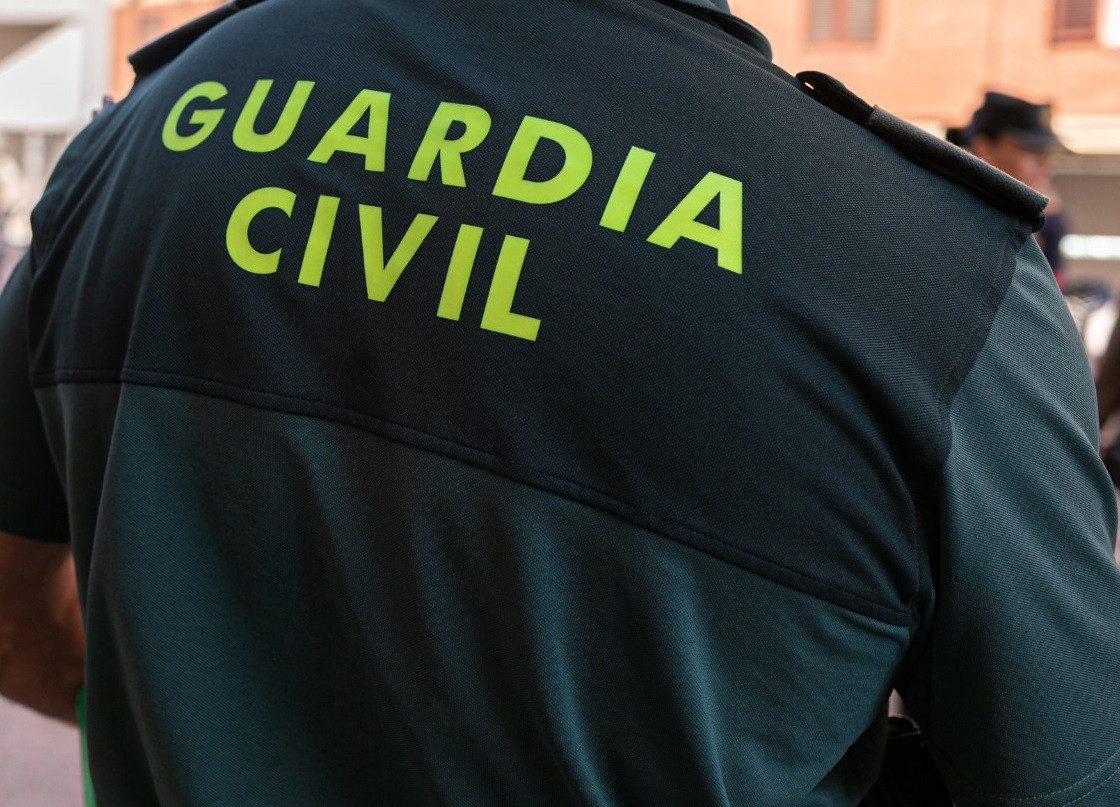 Un agente de la Guardia Civil de espaldas.