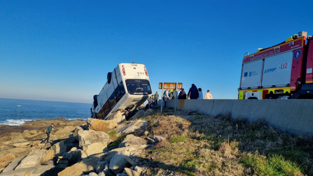 Un microbús volcado en la zona de cabo Silleiro.