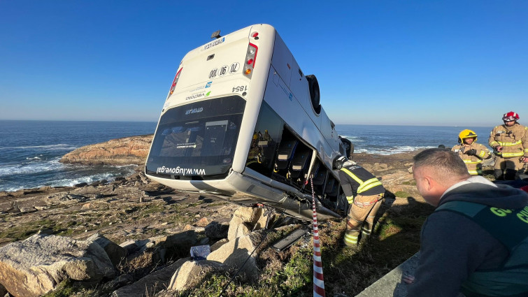 Espectacular accidente de un microbús en  Cabo Silleiro, Baiona, con varios heridos (vídeos)