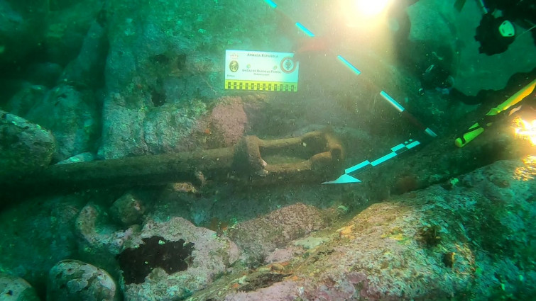 Un equipo de buzos logra recuperar artefactos de bronce de un pecio en Corrubedo que datan en el siglo XVI