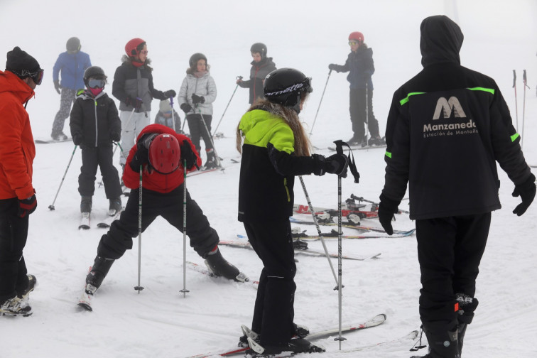 El tiempo seco y la nieve atrae a los esquiadores a Manzaneda