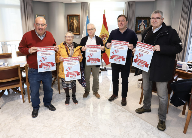 El presidente de la Diputación de A Coruña, Valentín González Formoso, y miembros de la Plataforma SOS Sanidade Pública tras una reunión