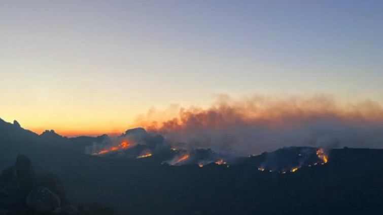 El fuego en la serra do Xurés, que entró desde Portugal hasta Muíños, calcina ya 100 hectáreas de terreno