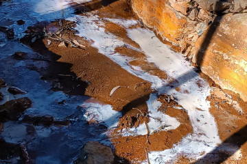 El Río Portapego contaminado en Touro en una foto remitida por Ecologistas en Acción el 7 de febrero