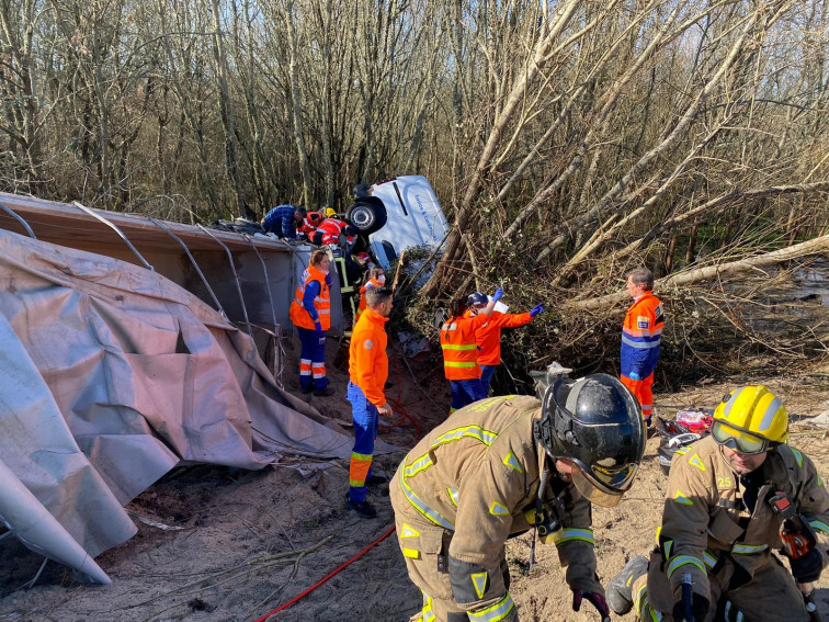 Accidente mortal en San Cibrao: muere un vecino de A Estrada de 58 años y otros resultan tres heridos