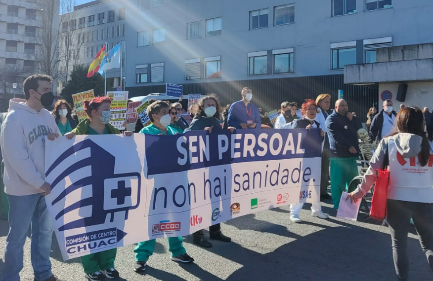 Protesta de los celadores y la comisiu00f3n de centro del CHUAC en una foto de la CIG