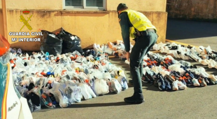 Detenido un joven de 26 años en la desarticulación de un punto de venta de zapatillas falsificadas en Lalín