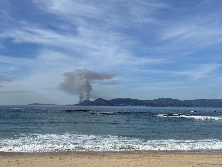 Activo un incendio en Carnota con 15 hectáreas calcinadas