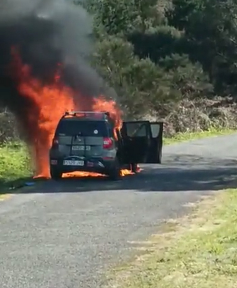 La lluvia ayuda a controlar el incendio de Carnota (A Coruña) que empezó por un coche ardiendo (videos)