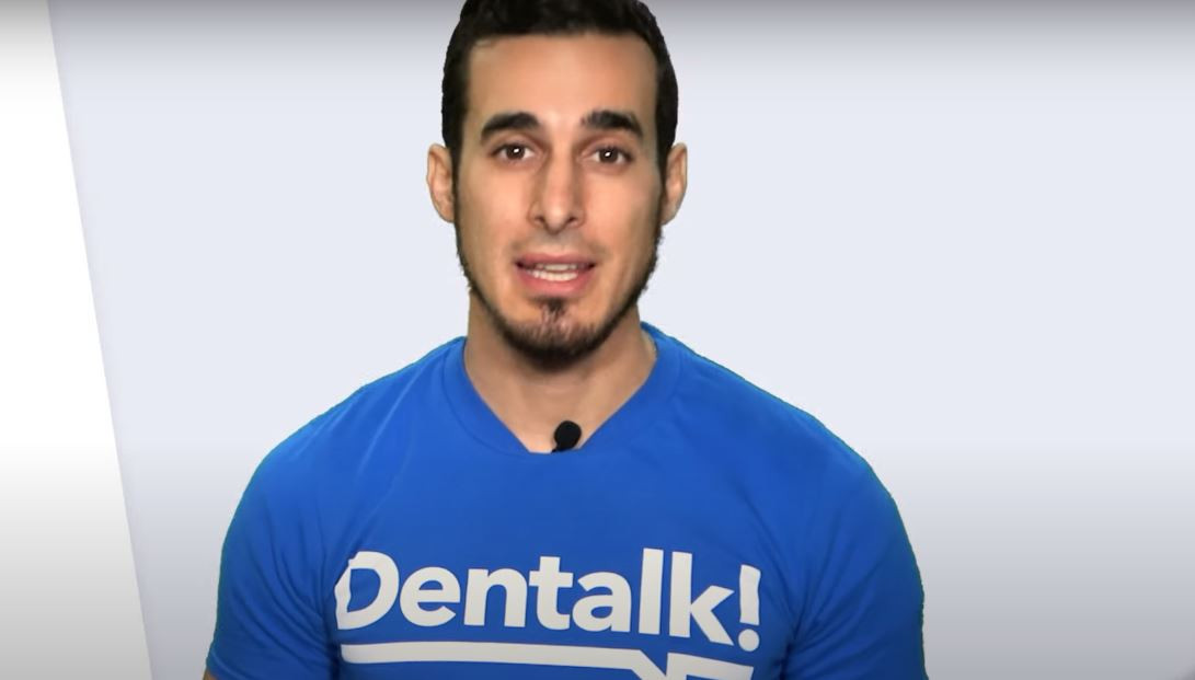 El odontu00f3logo Simu00f3n Pardiu00f1a de Dentalk en su youtube